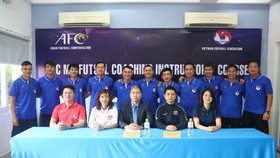 Các học viên tham dự lớp học chụp ảnh lưu niệm cùng với Ban tổ chức