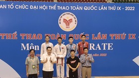 Ông Cao Văn Chóng thay mặt Lãnh đạo tỉnh Bình Dương thưởng nóng VĐV Nguyễn Thanh Duy 10 triệu đồng