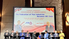 Đại diện lãnh đạo hai đơn vị, Ông Phạm Ngọc Thuận – Tổng Giám đốc Tổng công ty Becamex IDC và Ông Apichit Prasoprat, Phó Chủ tịch Liên đoàn Công nghiệp Thái Lan, ký kết bản thỏa thuận hợp tác