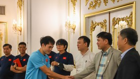 Phó Chủ tịch VFF Trần Anh Tú bắt tay chào mừng các tuyển thủ