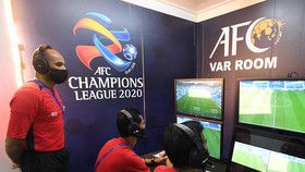 Công nghệ VAR dần quen thuộc với các cầu thủ trong thời gian qua