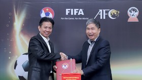 TTK VFF Dương Nghiệp Khôi thay mặt lãnh đạo VFF ký hợp đồng với HLV Hoàng Anh Tuấn vào ngày 9-12