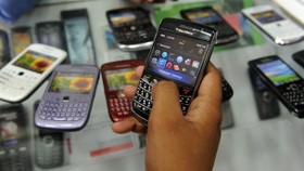 India's BlackBerry offensive widens to Google, Skype: report