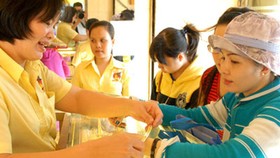 Chứng khoán phục hồi, vàng tiếp tục giảm