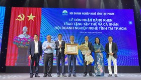 Đồng chí Trần Kim Yến trao bằng khen của Thủ tướng cho Thường trực Hội Doanh nghiệp Nghệ Tĩnh tại TPHCM