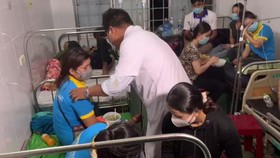 Gần 100 công nhân nhập viện nghi ngộ độc thực phẩm