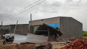 Mưa lớn kèm theo gió lốc gây tốc mái nhiều căn nhà ở Đắk Lắk
