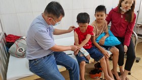 Cháu bé 9 tuổi nhập viện trong tình trạng đa chấn thương đầu, bụng, gãy xương bàn tay..., nghi bị bạo hành