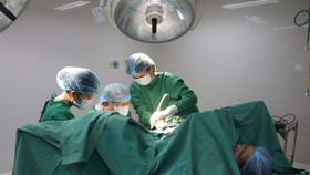 Các bác sĩ thực hiện ca phẫu thuật nối dương vật bị cắt rời cho bệnh nhân