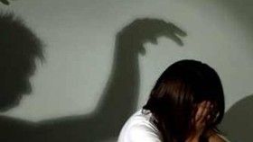 Hiếp dâm bé gái hàng xóm đến lần thứ 3 thì bị vợ phát hiện