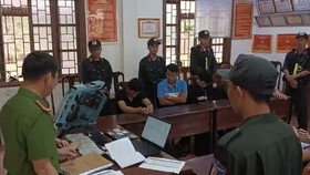Cơ quan công an đang làm việc với các đối tượng trong đường dây cá độ bóng đá