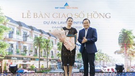 Trao sổ hồng cho cư dân 200 căn shophouse hạng sang ven hồ tại Đà Nẵng 