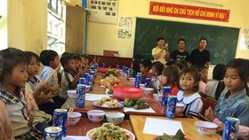 Báo SGGP tiếp sức thầy cô “ngôi trường bỏ tiền túi nấu ăn miễn phí cho học sinh“