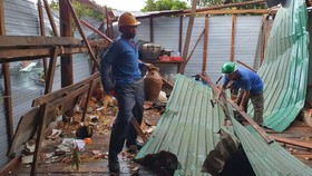 Gia Lai: Huy động lực lượng giúp dân dựng lại nhà bị tốc mái do mưa đá, lốc xoáy