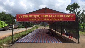 Chính quyền địa phương dựng lều tạm để dân nghỉ ngơi trong khi chờ làm các thủ tục khai báo y tế ở cầu 110
