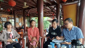 Người nhà nạn nhân trao đổi vụ việc