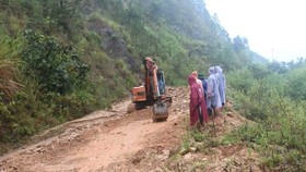 Kon Tum: Nhiều tuyến đường sạt lở, hơn 100 hộ dân huyện nghèo vẫn bị cô lập