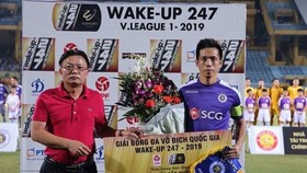 Văn Quyết nhận giải cầu thủ xuất sắc nhất tháng 7, trận đấu này Văn Quyết để lại dấu giày 4/5 bàn thắng. Ảnh: Minh Hoàng