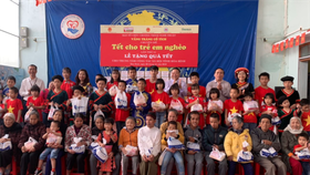 Ban tổ chức chương trình "Vầng trăng cổ tích" tặng quà cho trẻ em nghèo ở Trung tâm Bảo trợ xã hội tỉnh Hòa Bình vào tháng 12-2019