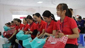 Tặng 1000 giỏ xách đi chợ cho nữ công nhân 