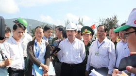 PCT UBND TP Đà Nẵng Đặng Việt Dũng kiểm tra tình trạng ô nhiễm tại âu thuyền Thọ Quang