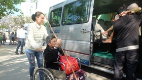 Ngày 21 và 22-1, Bệnh viện Đà Nẵng phối hợp với các nhà hảo tâm tổ chức chương trình “Chuyến xe nghĩa tình Xuân Canh Tý 2020” dành cho người bệnh nghèo vừa xuất viện về quê ăn tết