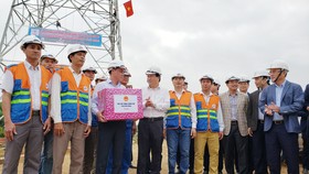 Phó Thủ tướng Trịnh Đình Dũng trao quà cho những kỹ sư, công nhân thuộc dự án đường dây 500 kV mạch 3 tại vị trí 791 thuộc địa phận xã Hòa Phú, huyện Hòa Vang, TP Đà Nẵng