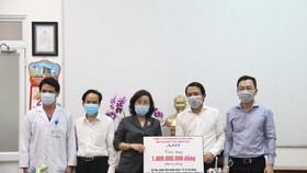 Công ty CP Đầu tư Khai thác Nhà ga quốc tế Đà Nẵng (AHT) trao tặng 1 tỷ đồng tiền mặt nhằm hỗ trợ động viên các nhân viên y tế thành phố Đà Nẵng