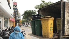 Công ty CP Môi trường đô thị Đà Nẵng thu gom rác tại khách sạn được chọn làm khu vực cách ly y tế