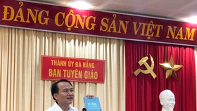 Ông Nguyễn Đình Vĩnh, Phó Trưởng Ban Tuyên giáo Thành ủy Đà Nẵng phát biểu tại Hội nghị