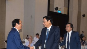 Ông Võ Tuấn Nhân, Thứ trưởng Bộ TNMT bắt tay gặp mặt ông Trần Văn Miên, Phó Chủ tịch UBND TP Đà Nẵng 
