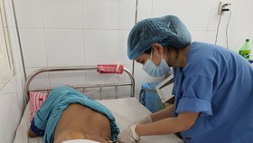 Bác sĩ Bệnh viện Đà Nẵng thăm khám, xử lý vết thương cho bệnh nhân mắc bệnh Whitmore