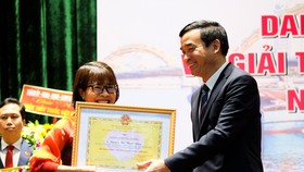 Chủ tịch UBND TP Đà Nẵng trao bằng khen cho bà Nguyễn Thị Thanh Nhàn, Trưởng khoa Xét nghiệm, Chẩn đoán hình ảnh và thăm dò chức năng, Trung tâm Kiểm soát bệnh tật TP