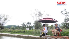 Khách tham quan câu cá tại trang trại của ông Trần Hồng Quảng