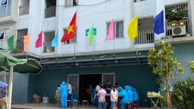 Lực lượng chức năng tiến hành phun khử khuẩn chung cư 12T3 (đường Bùi Dương Lịch, phường Nại Hiên Đông, quận Sơn Trà, TP Đà Nẵng)