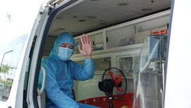 Sau khi được trao giấy chứng nhận xuất viện, bệnh nhân được xe cứu thương chở về cách ly tại Trung tâm Y tế quận Hải Châu