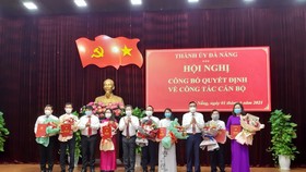Lãnh đạo TP Đà Nẵng tặng hoa chúc mừng các cán bộ lãnh đạo vừa được điều động, bổ nhiệm
