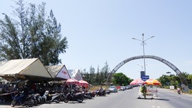 Hàng chục chiếc xe ô tô xếp hàng dọc theo tuyến đường Trường Sa (quận Ngũ Hành Sơn, TP Đà Nẵng) khi đến điểm chốt chặn