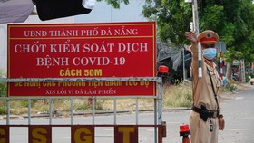 Các chiến sĩ CSGT, Công an TP Đà Nẵng căng mình làm nhiệm vụ trên các tuyến đường