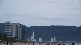 Từ 5 giờ 30 phút sáng 9-6, khu vực bãi biển ở Công viên Biển Đông (quận Sơn Trà) đã tấp nập người dân đi tắm biển, tập thể dục.