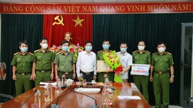 Ông Vũ Quang Hùng, Bí thư Quận ủy Hải Châu khen thưởng nóng cho đội chuyên án