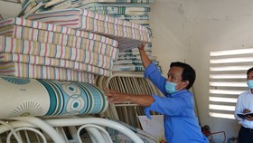 Ủy ban MTTQ Việt Nam Huyện Hòa Vang triển khai kiểm đếm số lượng giường tầng để chuẩn bị cho các khu cách ly đón bà con về quê hương 