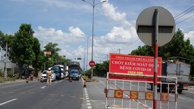 Công dân khai báo y tế và test nhanh khi đến chỗ cửa ngõ theo kế hoạch TP Đà Nẵng