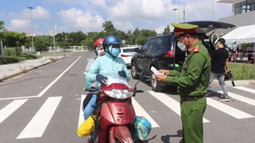 Lực lượng chức năng kiểm tra giấy tờ của phụ huynh và học sinh tại chốt kiểm dịch Trần Đại Nghĩa (quận Ngũ Hành Sơn, TP Đà Nẵng)