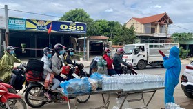 Người dân mặc bảo hộ hỗ trợ nước uống, đồ ăn trên đèo Hải Vân