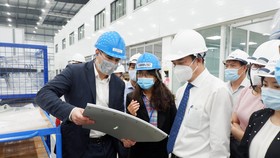 Ông Lê Trung Chinh, Chủ tịch UBND TP Đà Nẵng đi thăm, động viên người lao động, hoạt động, mô hình sản xuất tại Công ty TNHH Unversal Alloy Corporation Việt Nam (TP Đà Nẵng)