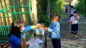Học sinh Trường Tiểu học Hòa Bắc (xã Hòa Bắc, huyện Hòa Vang, TP Đà Nẵng) được hướng dẫn sát khuẩn tay trước khi vào lớp