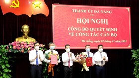 Bí thư Thành ủy, Phó Bí thư Thường trực Thành ủy và Chủ tịch UBND TP Đà Nẵng trao quyết định và tặng hoa chúc mừng tại hội nghị