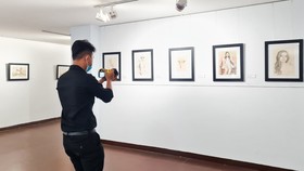 Bảo tàng quay, chụp, dựng chuẩn bị triển lãm trực tuyến “Đà Nẵng - Thành phố em yêu”. Ảnh: Bảo tàng Mỹ thuật Đà Nẵng