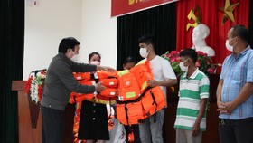 Nguyên Chủ tịch nước Trương Tấn Sang tặng áo phao cứu sinh đa năng cho ngư dân Đà Nẵng